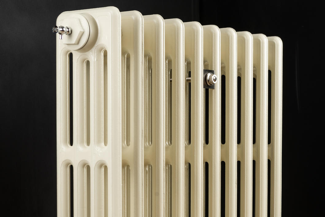 Traditional Victorian 4 column 760mm cast iron radiator in white